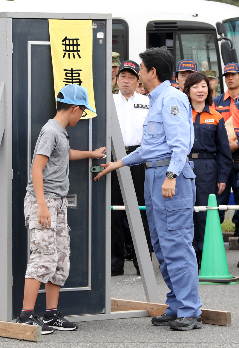 住民参加型訓練体験に参加する安倍総理１