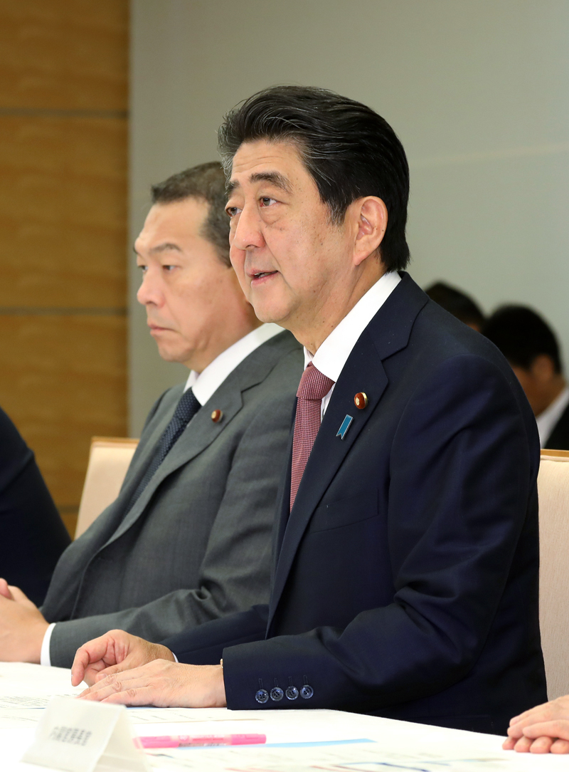 発言する安倍総理１