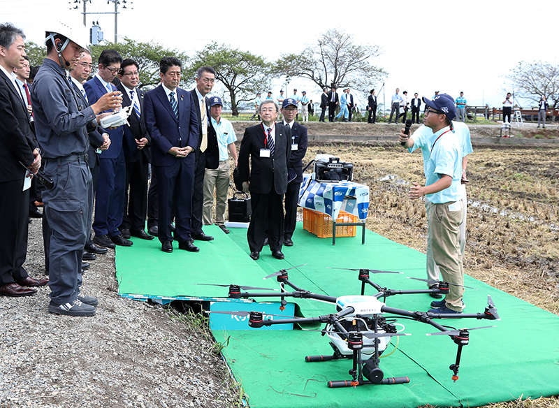 ドローンでの農薬自動散布実演を視察する安倍総理