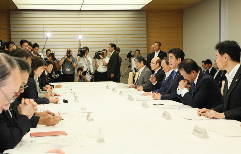 挨拶する安倍総理２