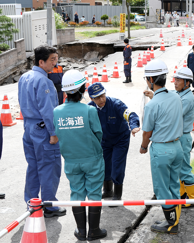 液状化現場を視察する安倍総理１