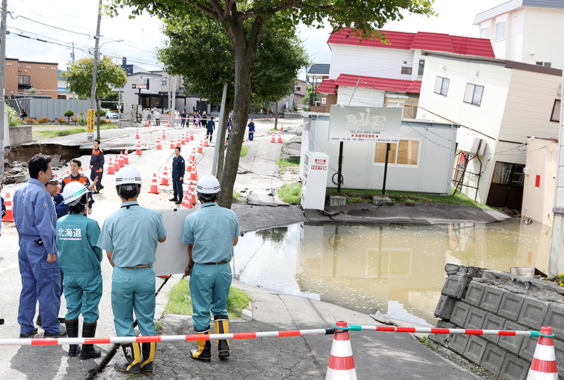 液状化現場を視察する安倍総理２