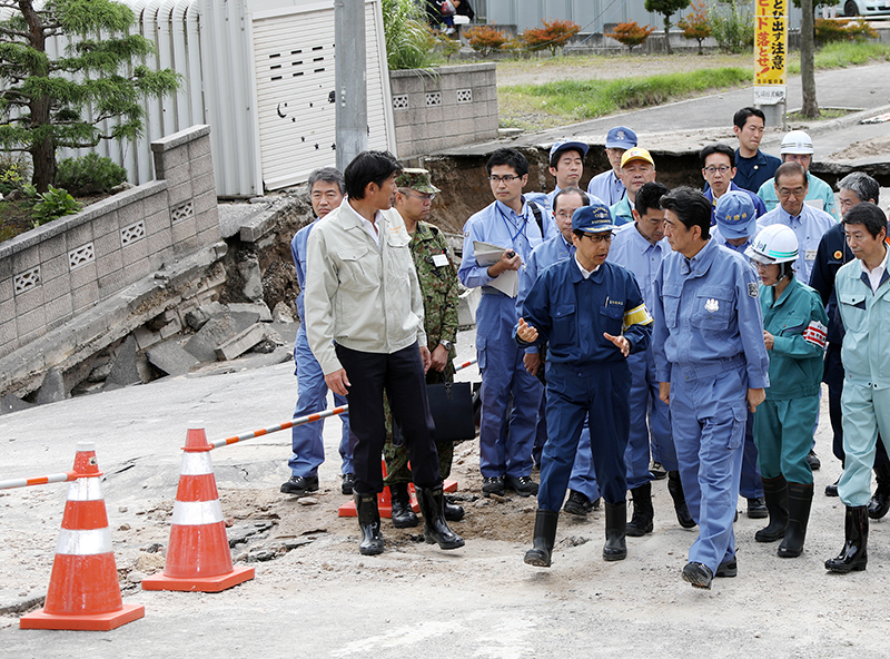 液状化現場を視察する安倍総理３