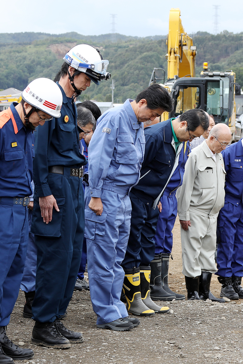 黙とうする安倍総理１