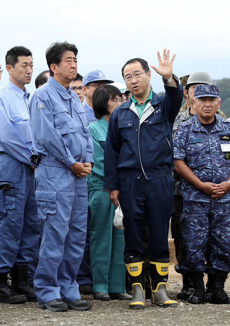 土砂災害現場を視察する安倍総理１