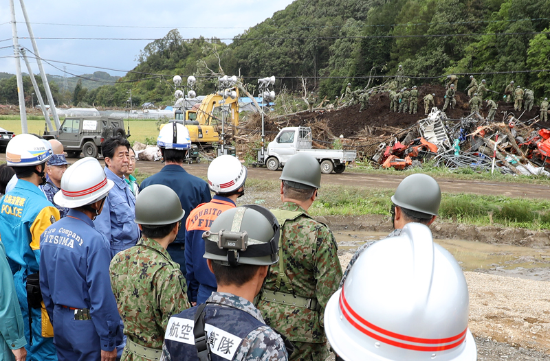 土砂災害現場を視察する安倍総理３