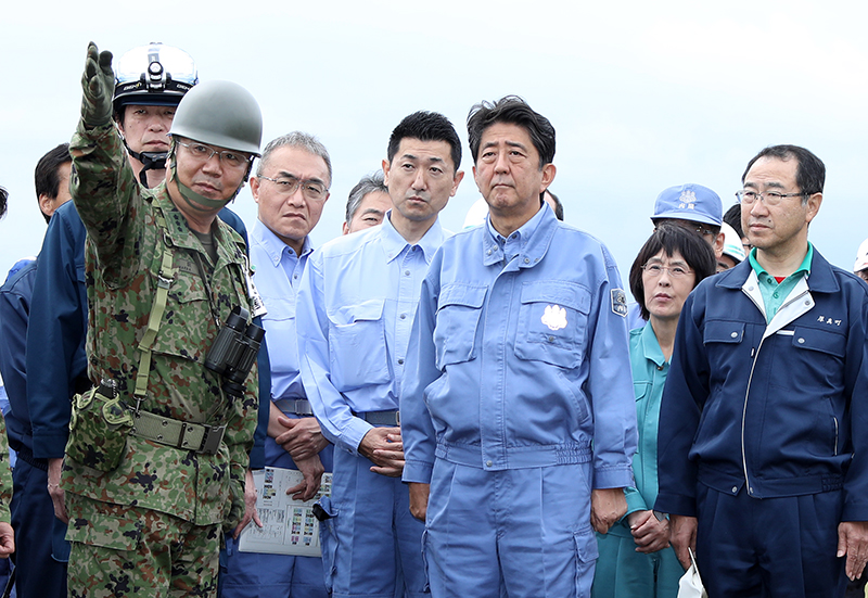 土砂災害現場を視察する安倍総理４