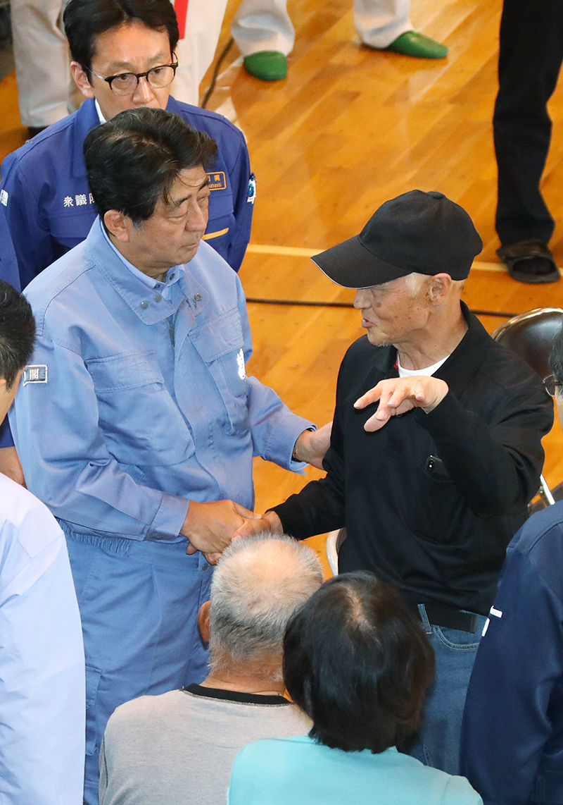 厚真町の避難所で被災者からお話を伺う安倍総理３