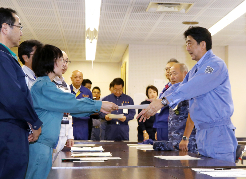 要望書を受け取る安倍総理