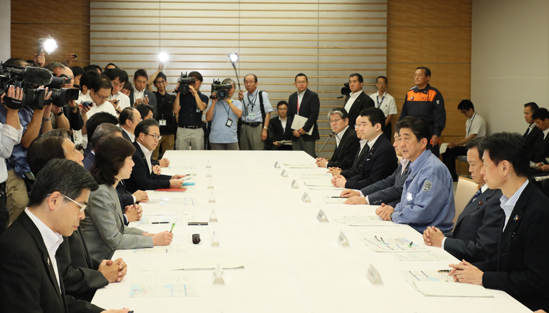 挨拶する安倍総理２