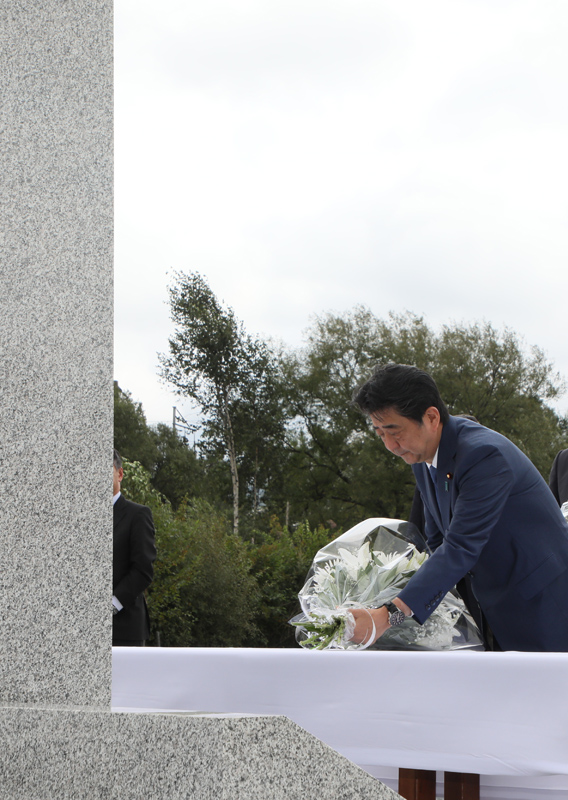 日本人抑留中死亡者慰霊碑に献花する安倍総理１