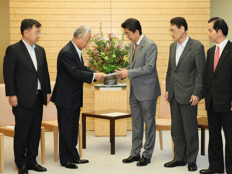 申入れを受ける安倍総理２