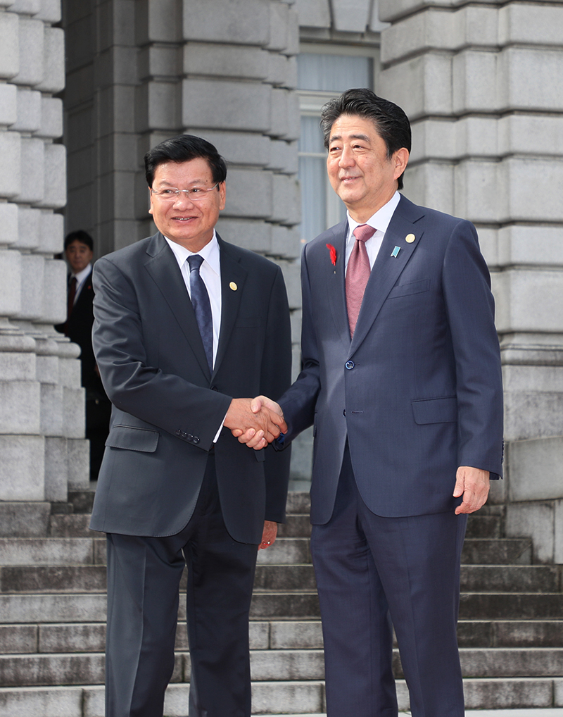 トンルン・ラオス首相を出迎える安倍総理１