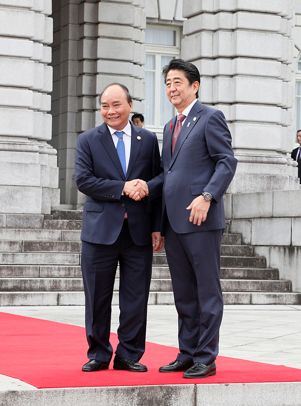 フック・ベトナム首相を出迎える安倍総理１