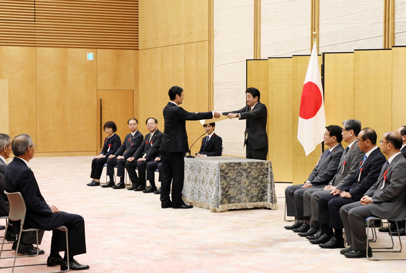 表彰状を授与する安倍総理２