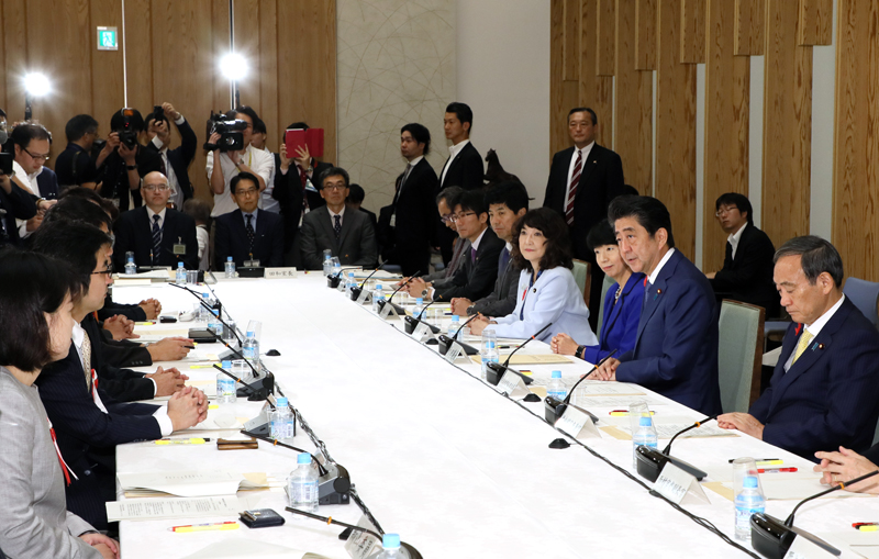 発言する安倍総理２