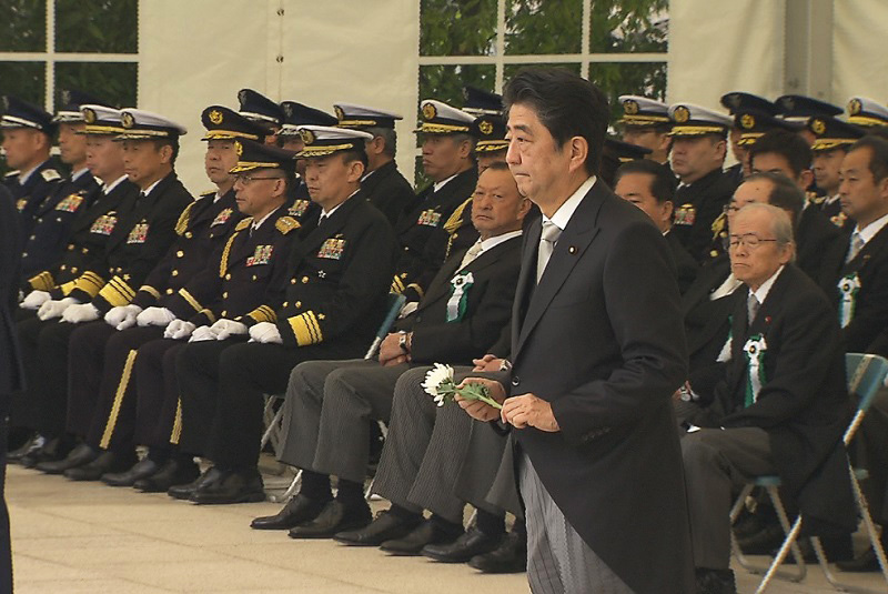 献花する安倍総理