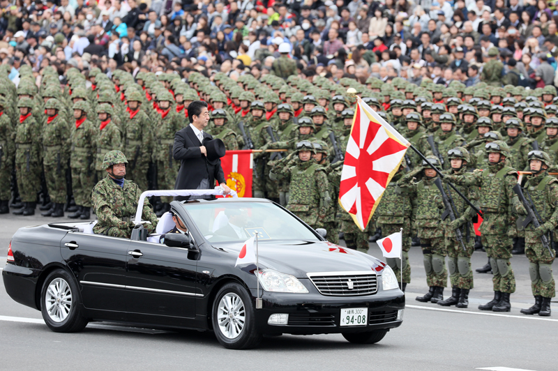 巡閲する安倍総理