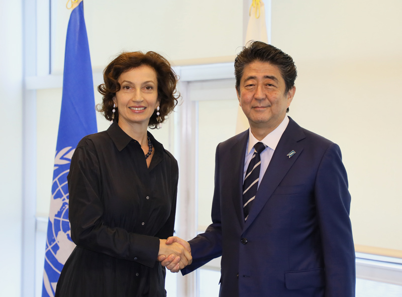 アズレー・ユネスコ事務局長による表敬を受ける安倍総理１