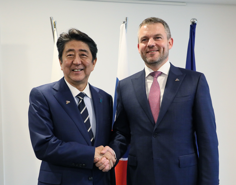 ペレグリニ・スロバキア共和国首相と握手を交わす安倍総理