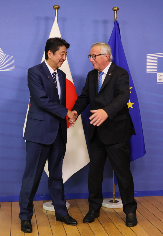 ユンカー・欧州委員会委員長と握手を交わす安倍総理