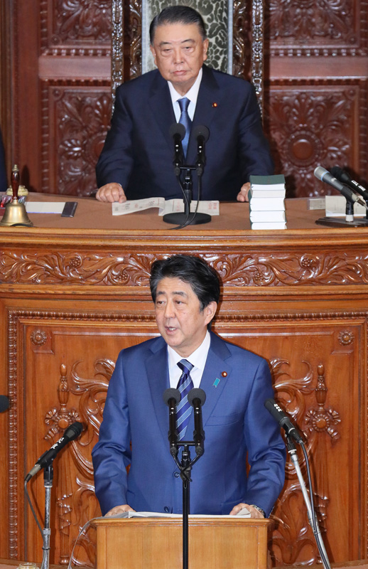 衆議院本会議で所信表明演説を行う安倍総理２