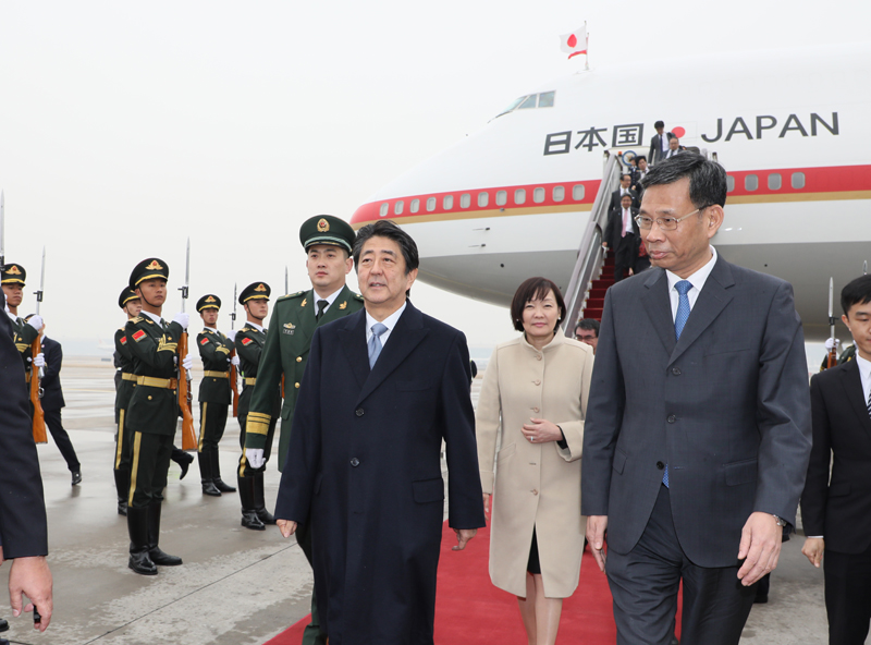 北京に到着した安倍総理