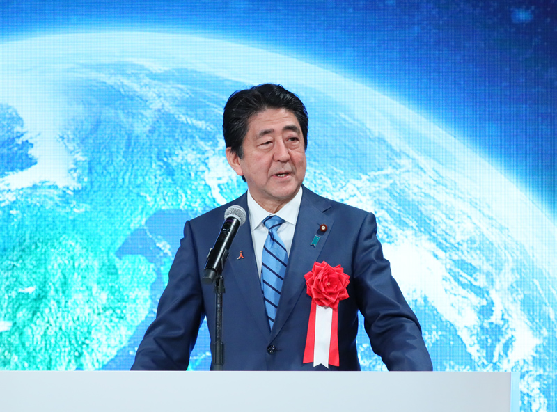 祝辞を述べる安倍総理３