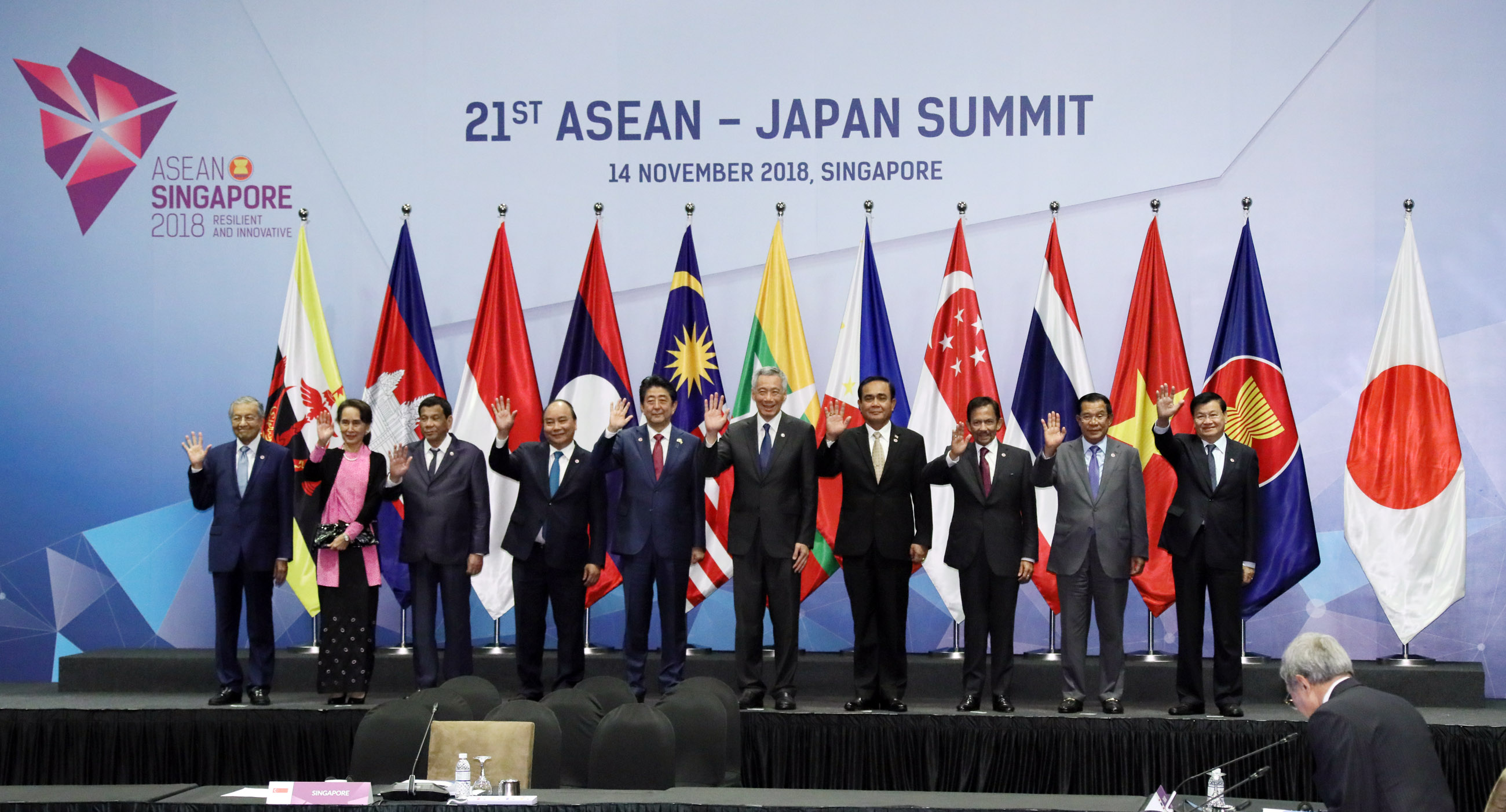 日・ＡＳＥＡＮ首脳会議での写真撮影に臨む安倍総理