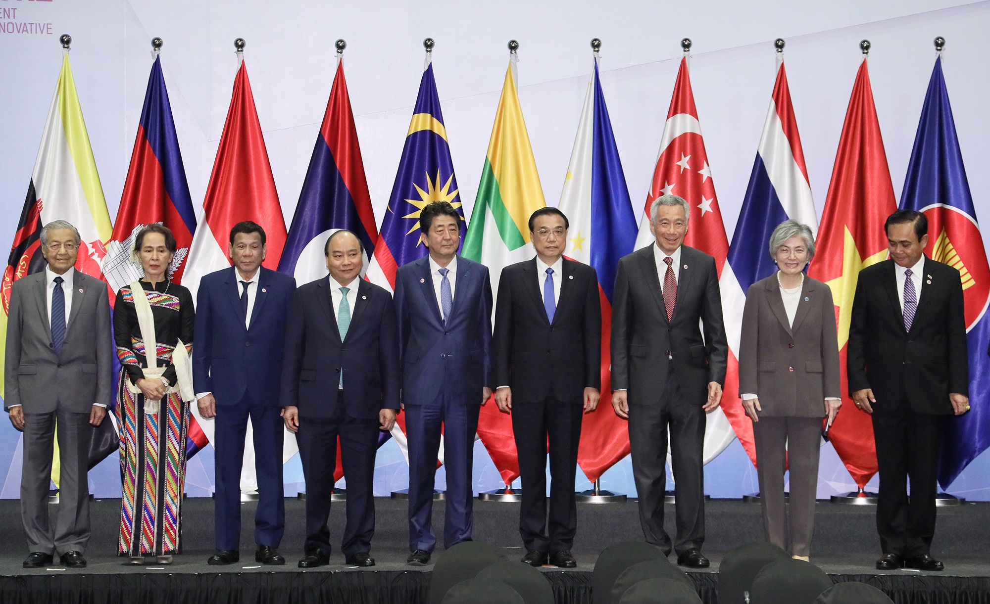 ＡＳＥＡＮ＋３首脳会議での写真撮影に臨む安倍総理２