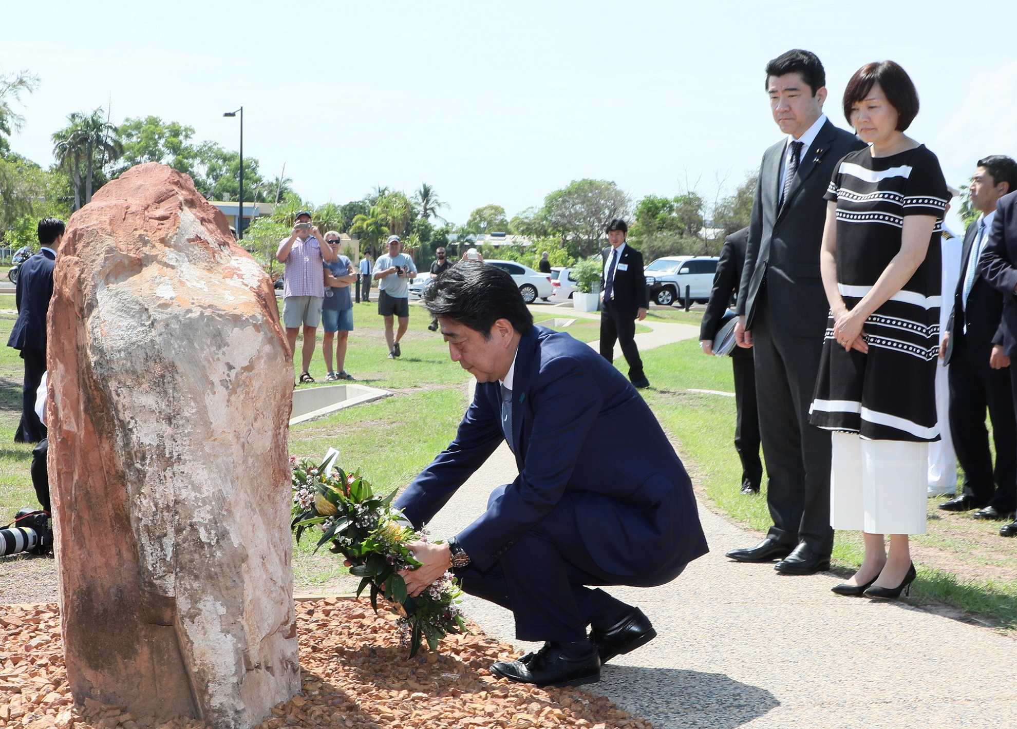 伊号第１２４潜水艦慰霊碑に献花する安倍総理２