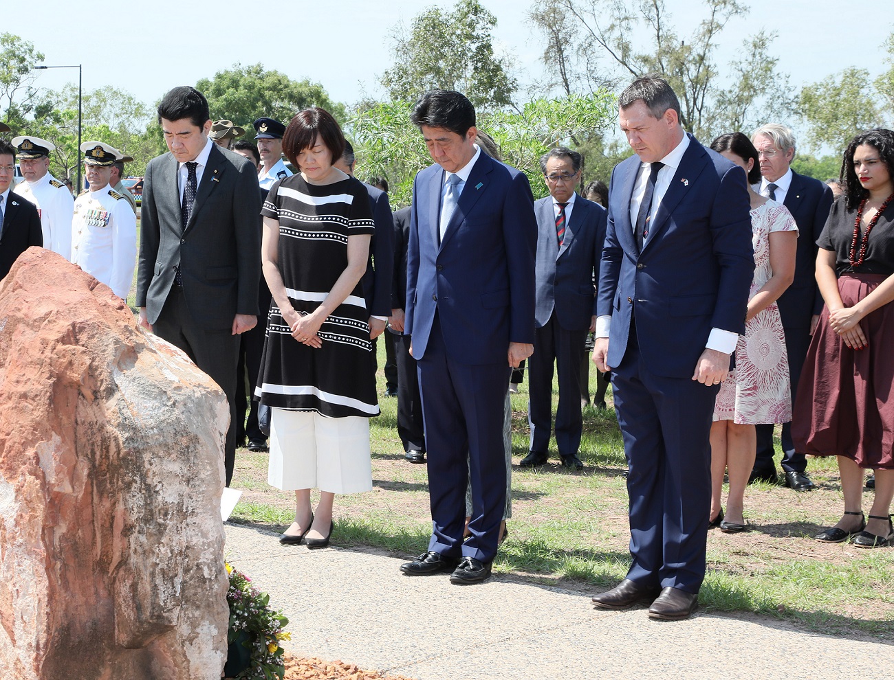 黙祷を捧げる安倍総理１