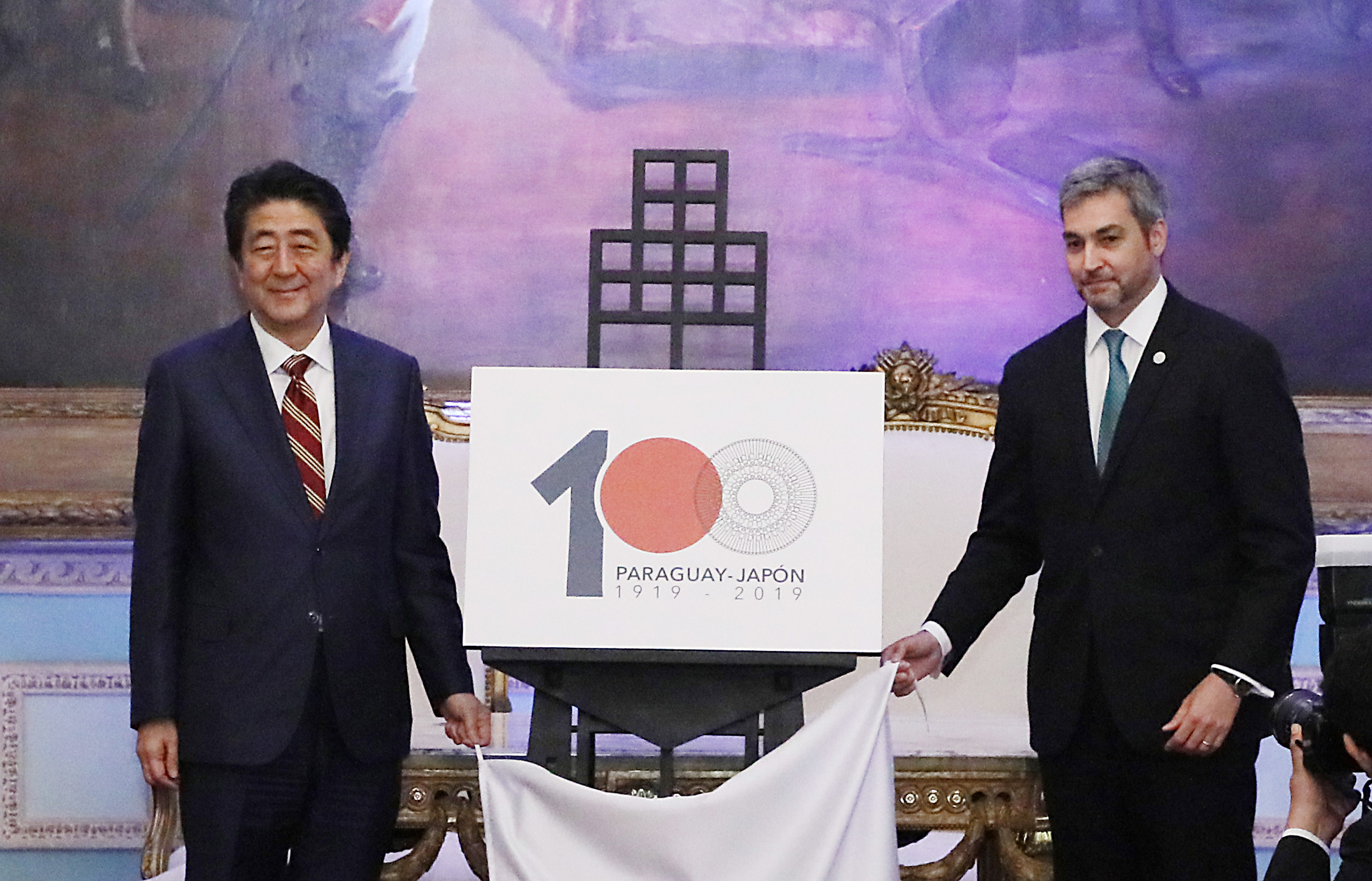 外交関係樹立１００周年記念ロゴを発表する両首脳１