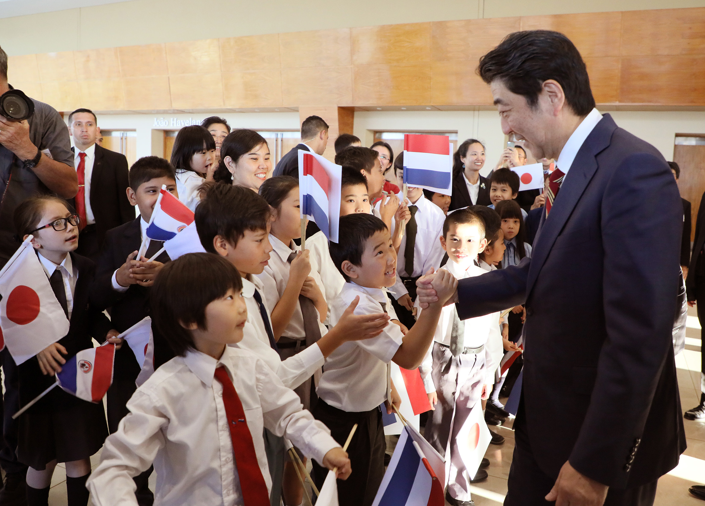 在パラグアイの日系人・在留邦人と懇談する安倍総理２