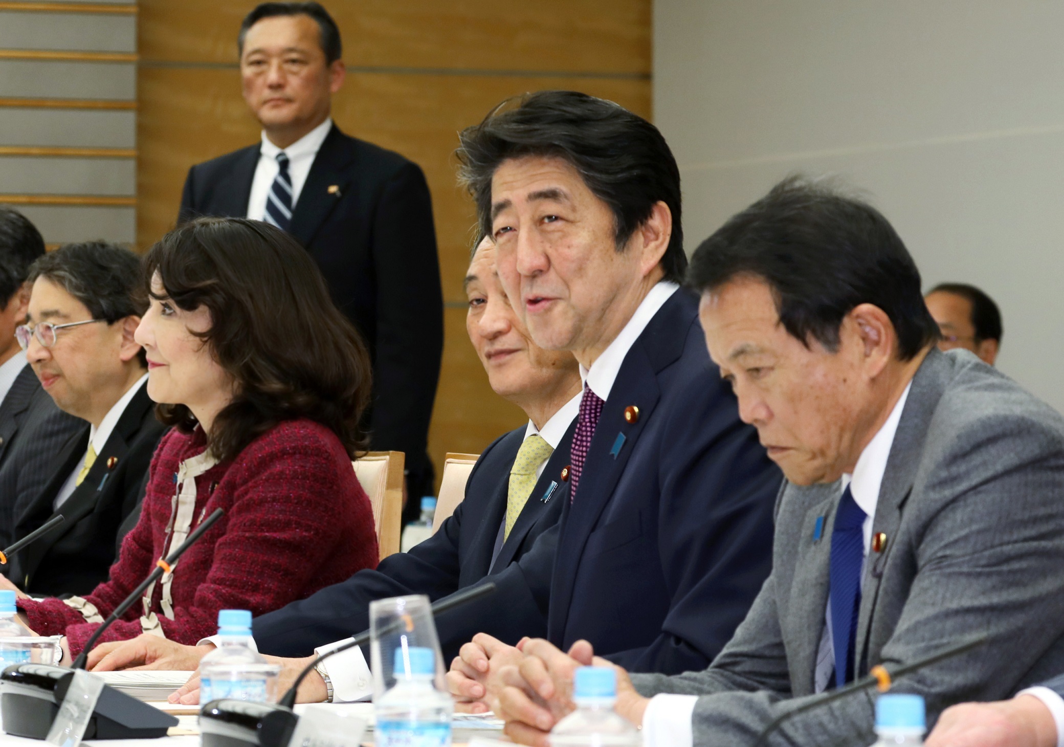 発言する安倍総理１