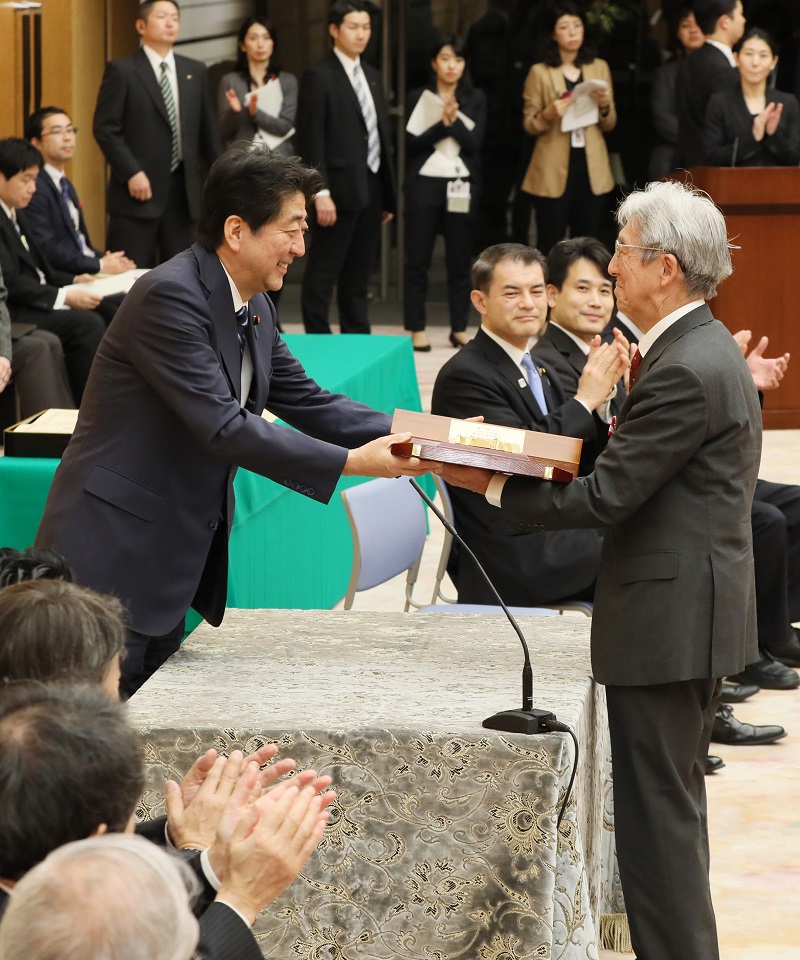 表彰状を授与する安倍総理１