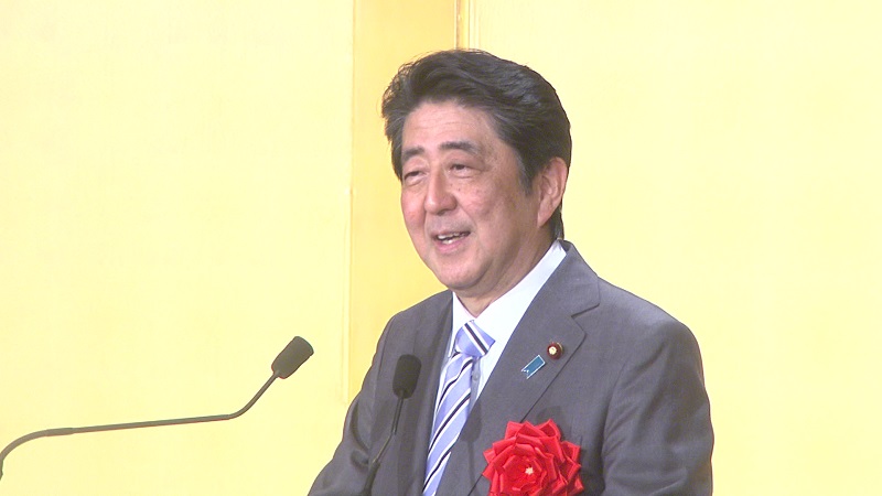 挨拶する安倍総理