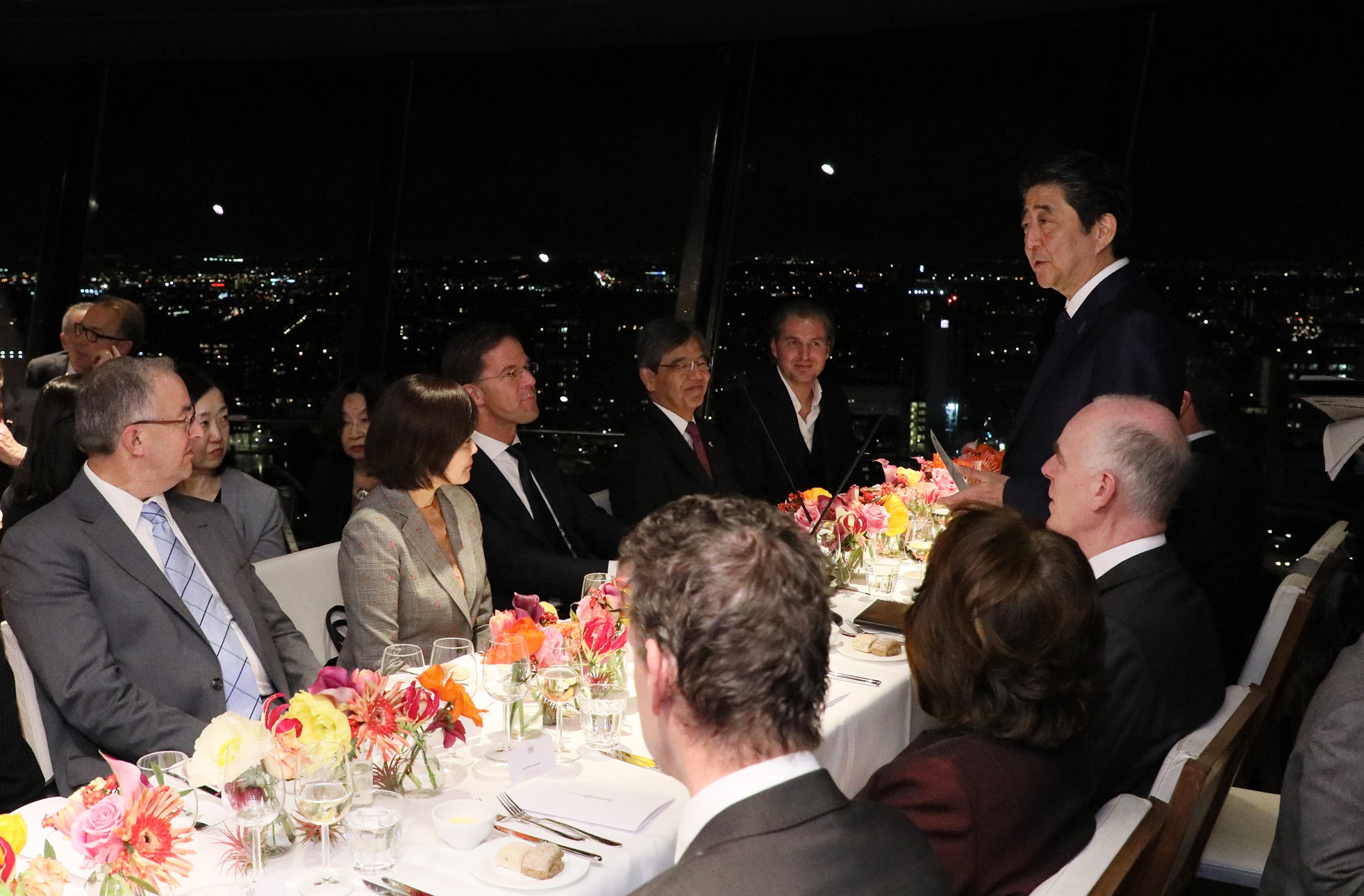 夕食会で挨拶する安倍総理１