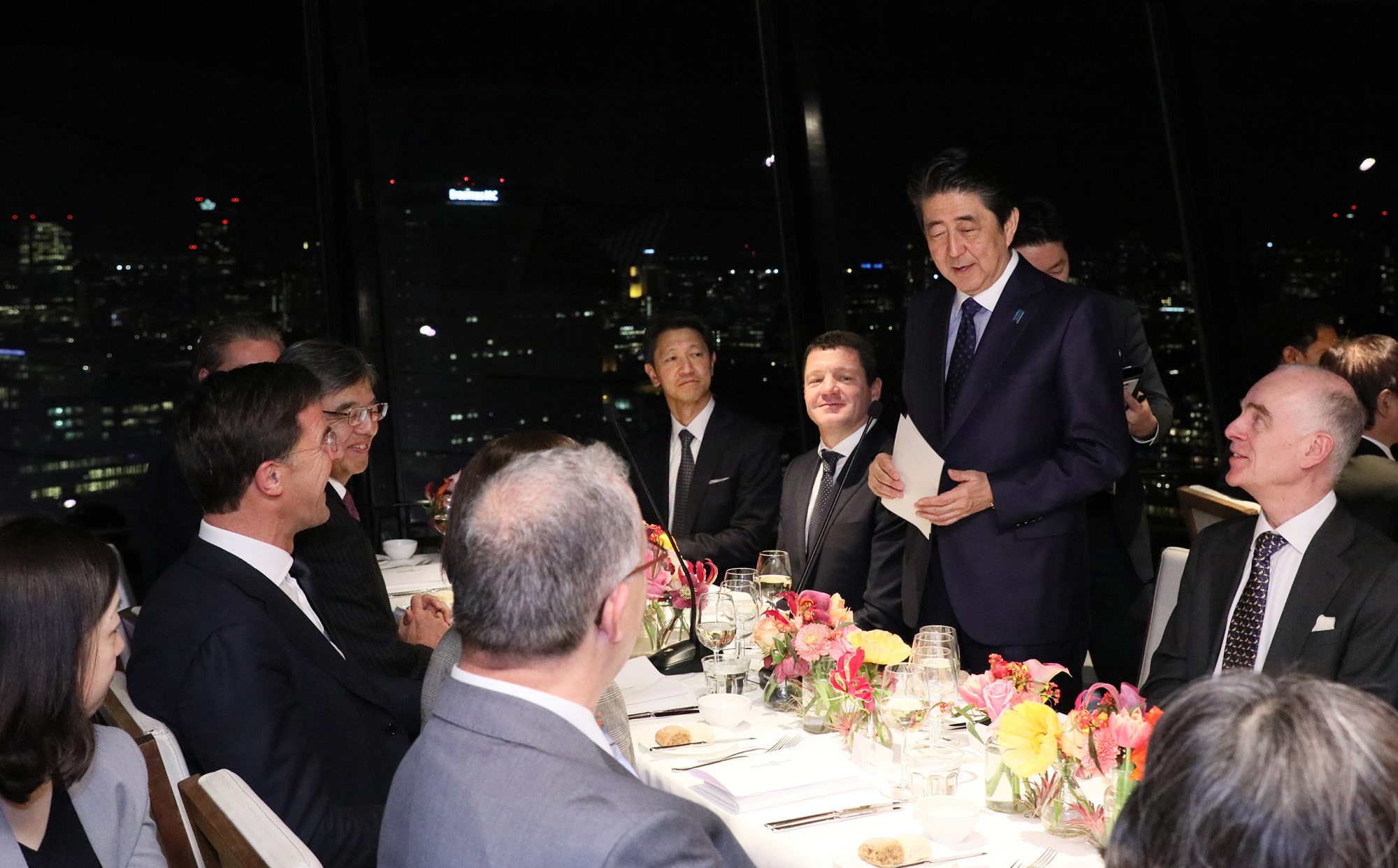 夕食会で挨拶する安倍総理２