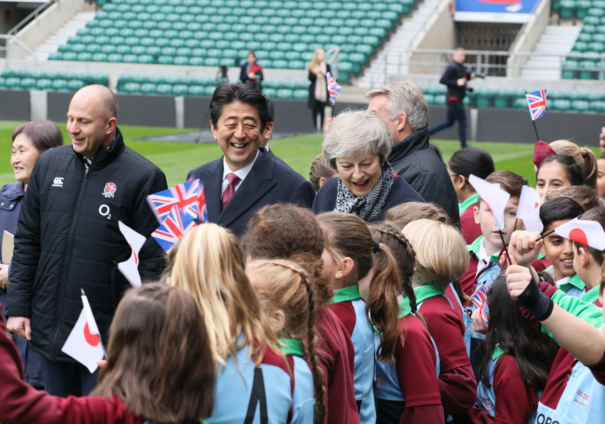 子どもラグビー大会を観戦する安倍総理２