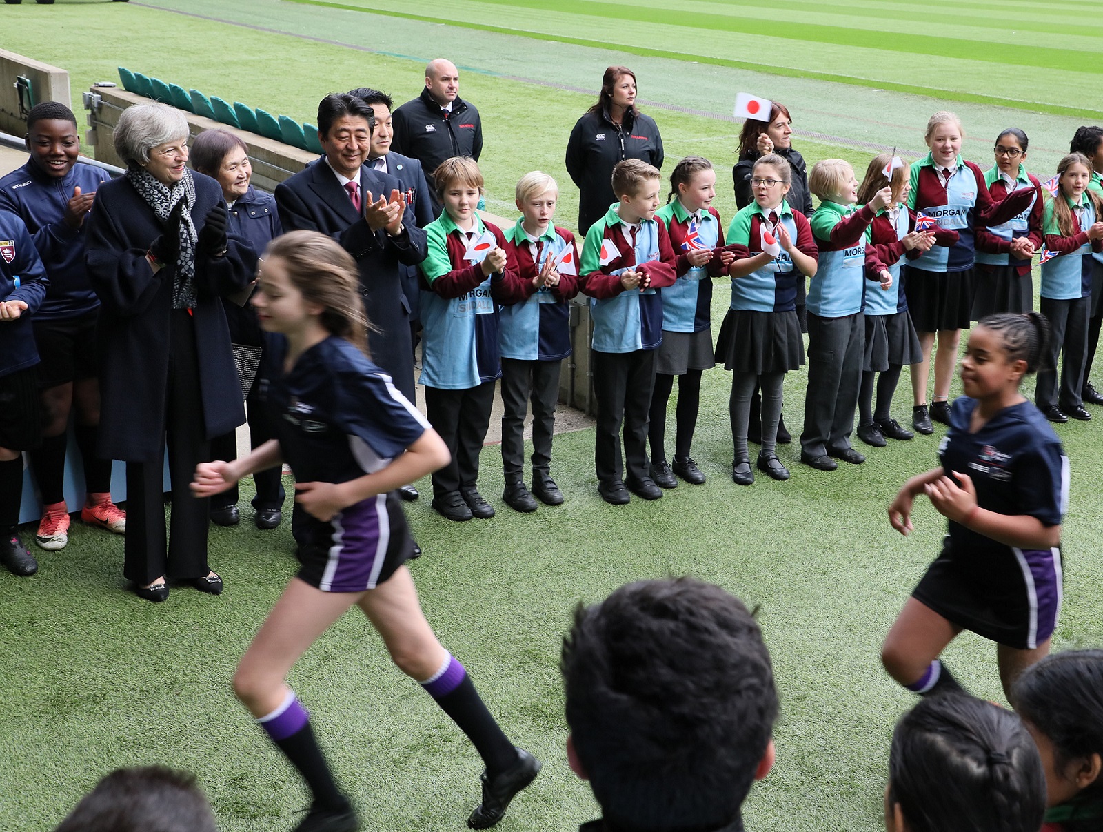 子どもラグビー大会を観戦する安倍総理３