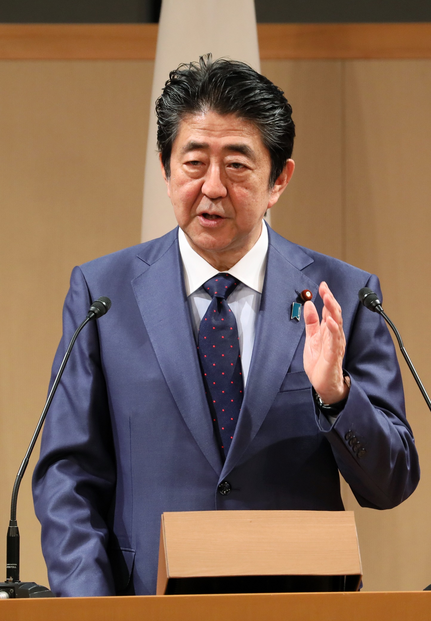 挨拶する安倍総理４