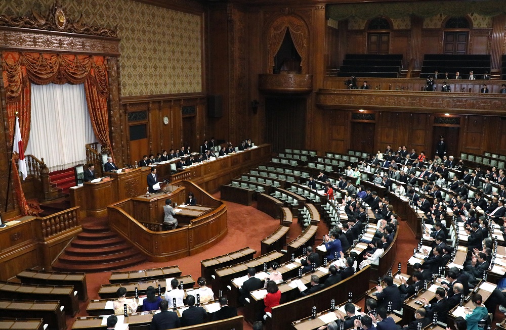 参議院本会議で施政方針演説を行う安倍総理５