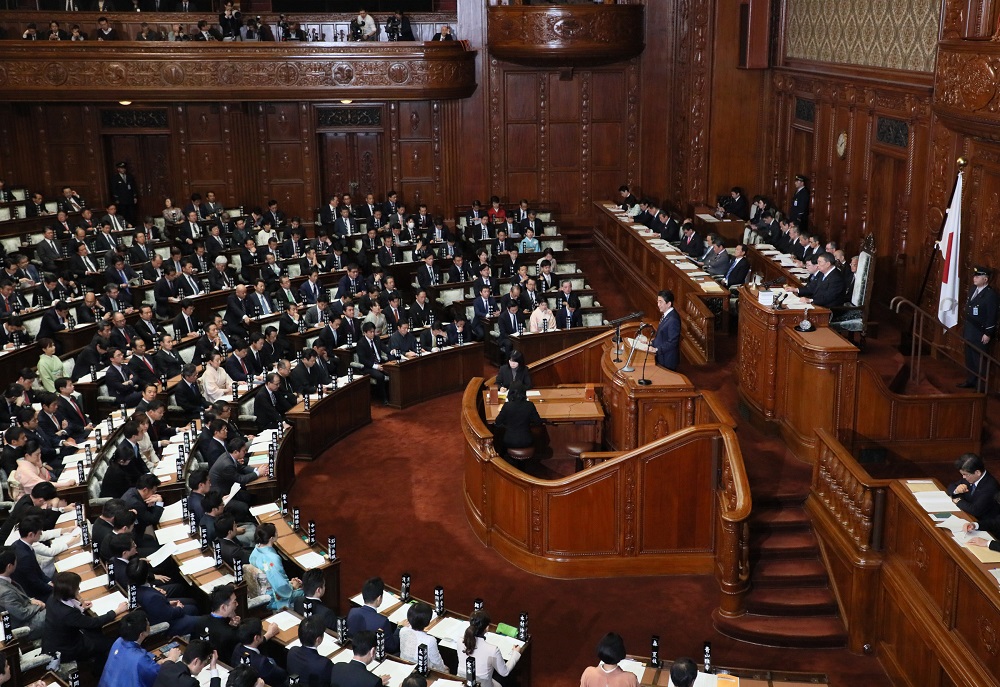 衆議院本会議で施政方針演説を行う安倍総理５