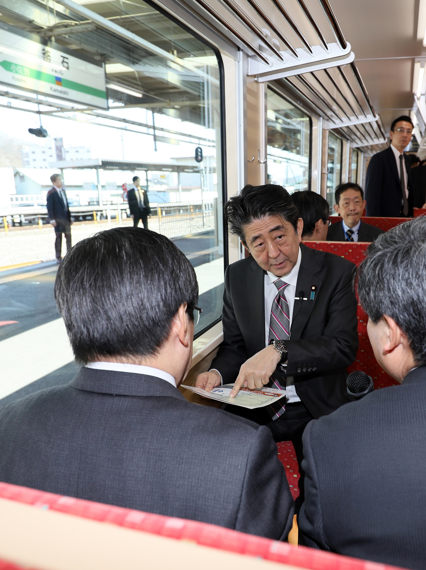 訓練運転列車を視察する安倍総理１