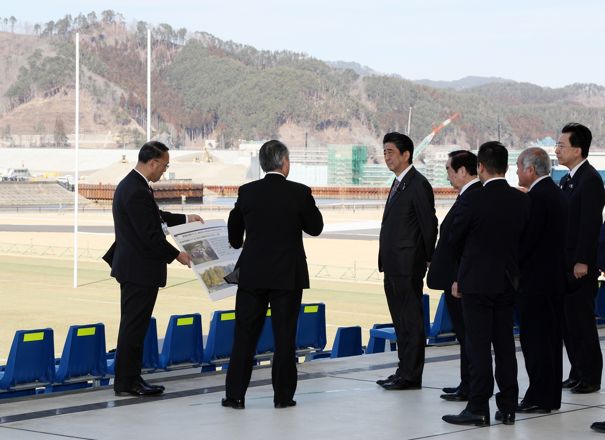 釜石鵜住居復興スタジアムを視察する安倍総理