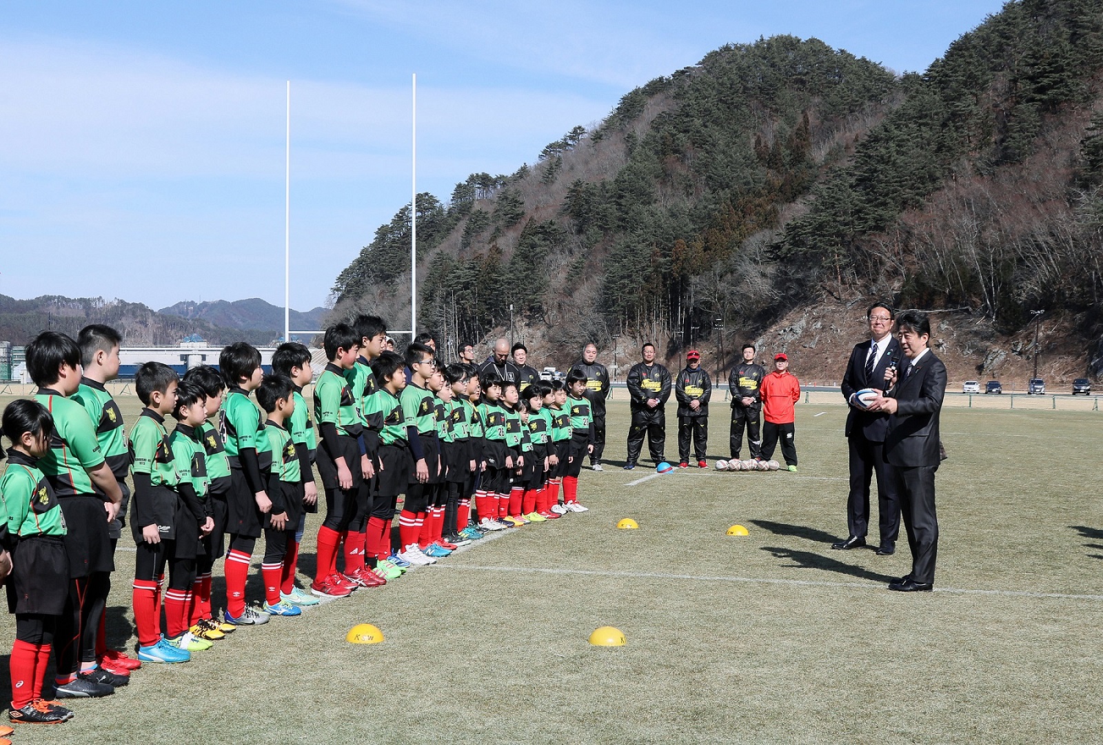 子供たちの練習を視察する安倍総理１