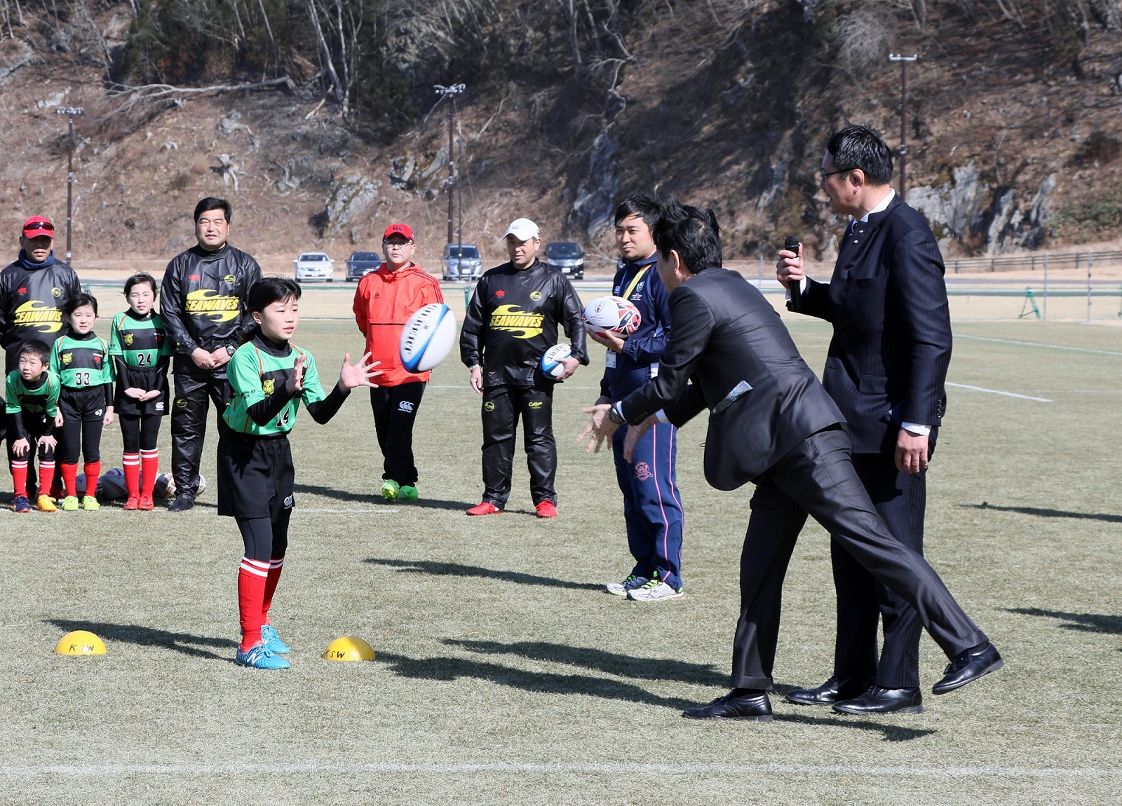 子供たちの練習を視察する安倍総理２