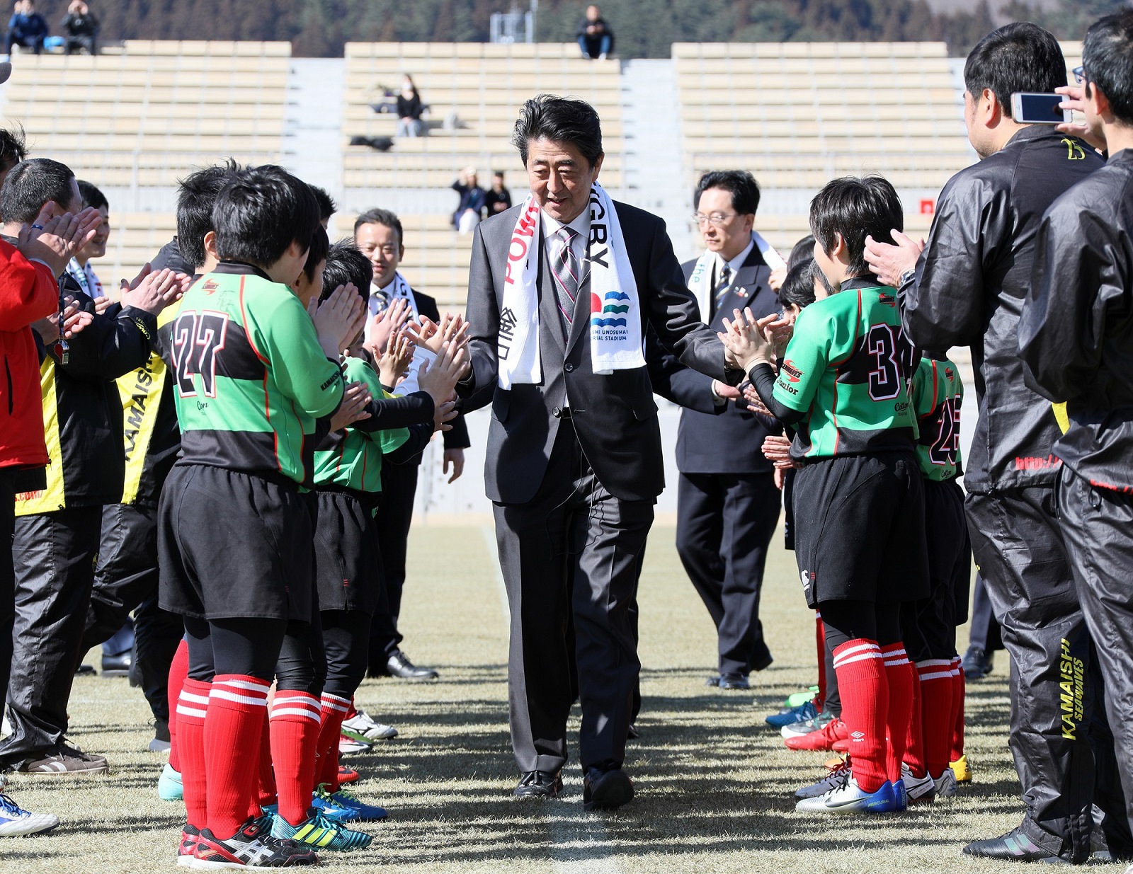 子供たちの練習を視察する安倍総理３