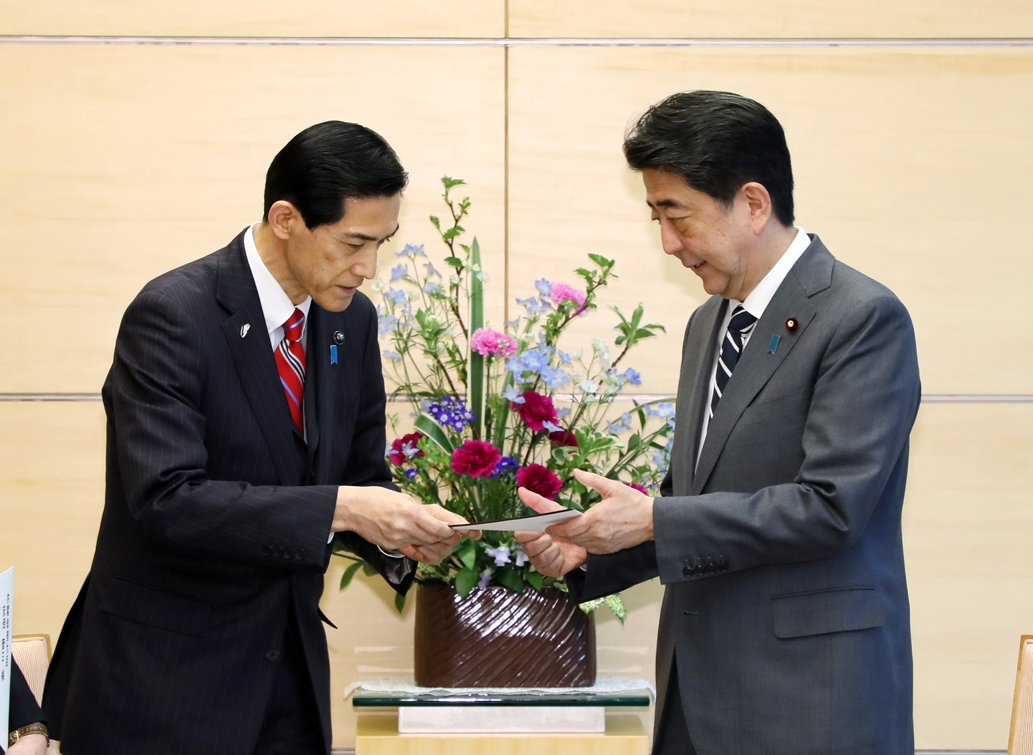 要望書を受け取る安倍総理